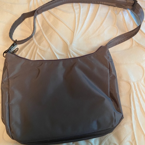 Tracker Anti-theft Travel purse - Picture 2 of 4